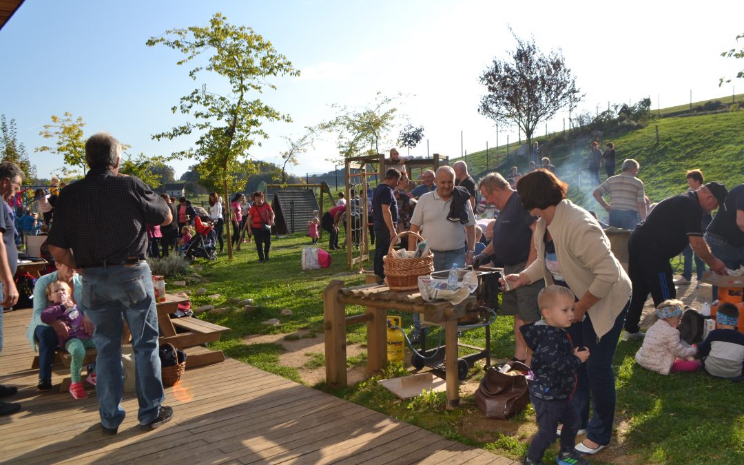 Tradicionalni kostanjev piknik v družbi starih staršev